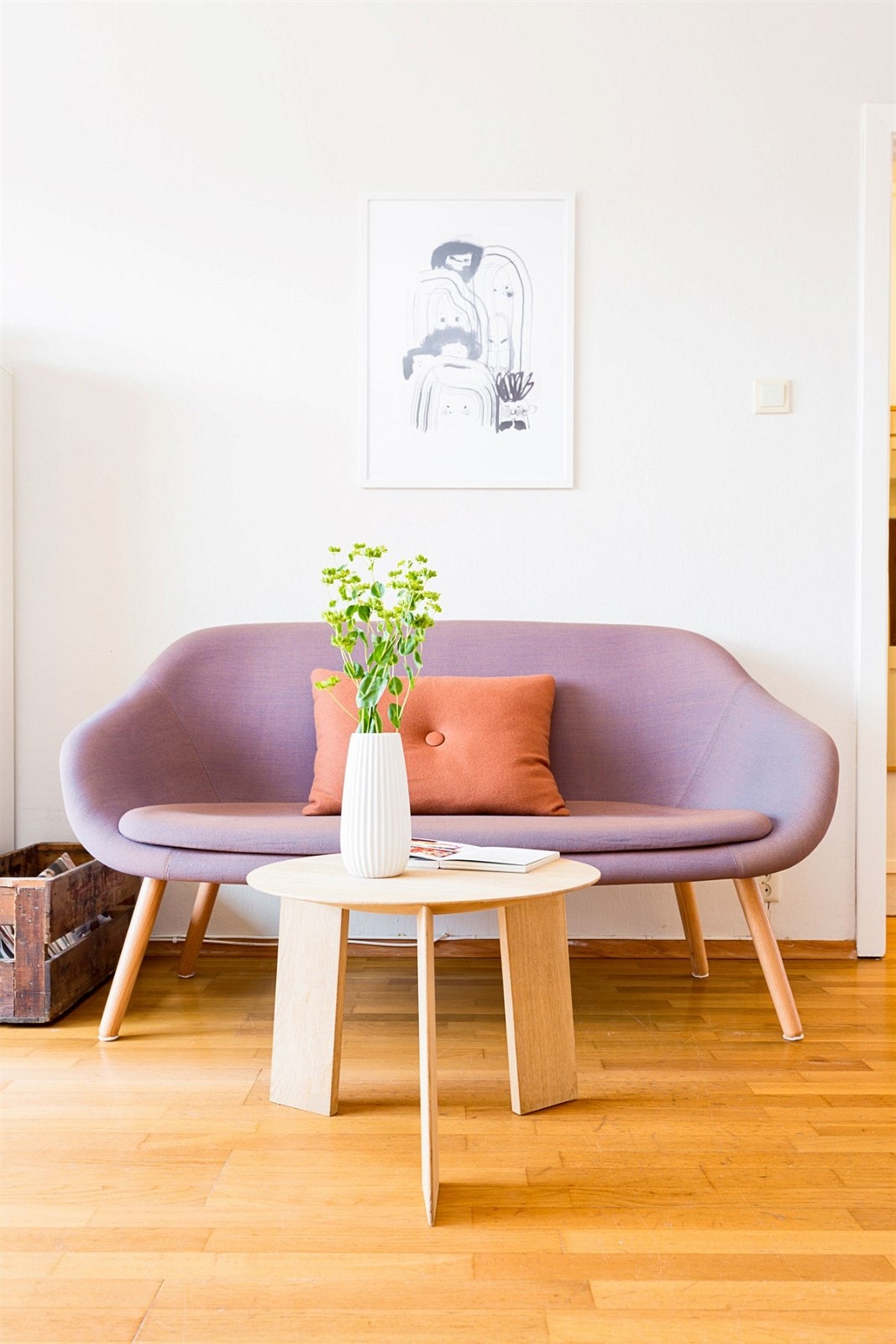 I dag står det en to-seter her. Det er rom for en større sofagruppe om ønskelig. Galleribilde