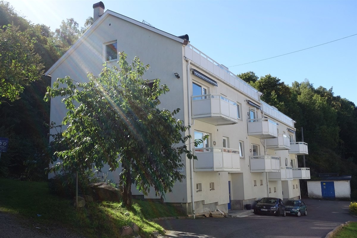 Fasaden er rehabilitert/etterisolert i 2000. Galleribilde