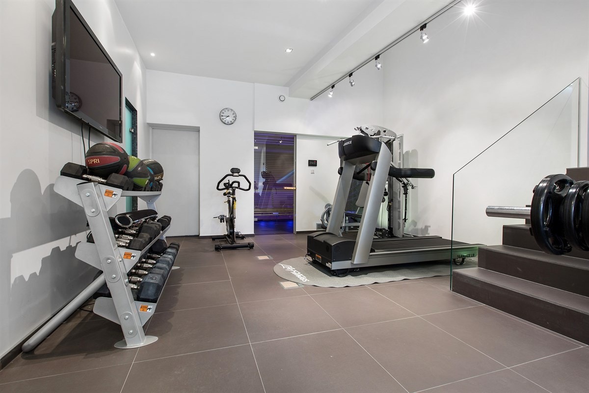 Trimrom i kjelleren. Inngang til teknisk rom Galleribilde