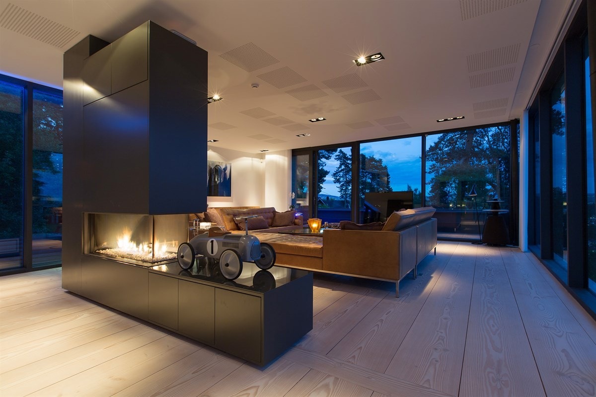 Kveldsbilde fra spisestue og mot stuen Galleribilde