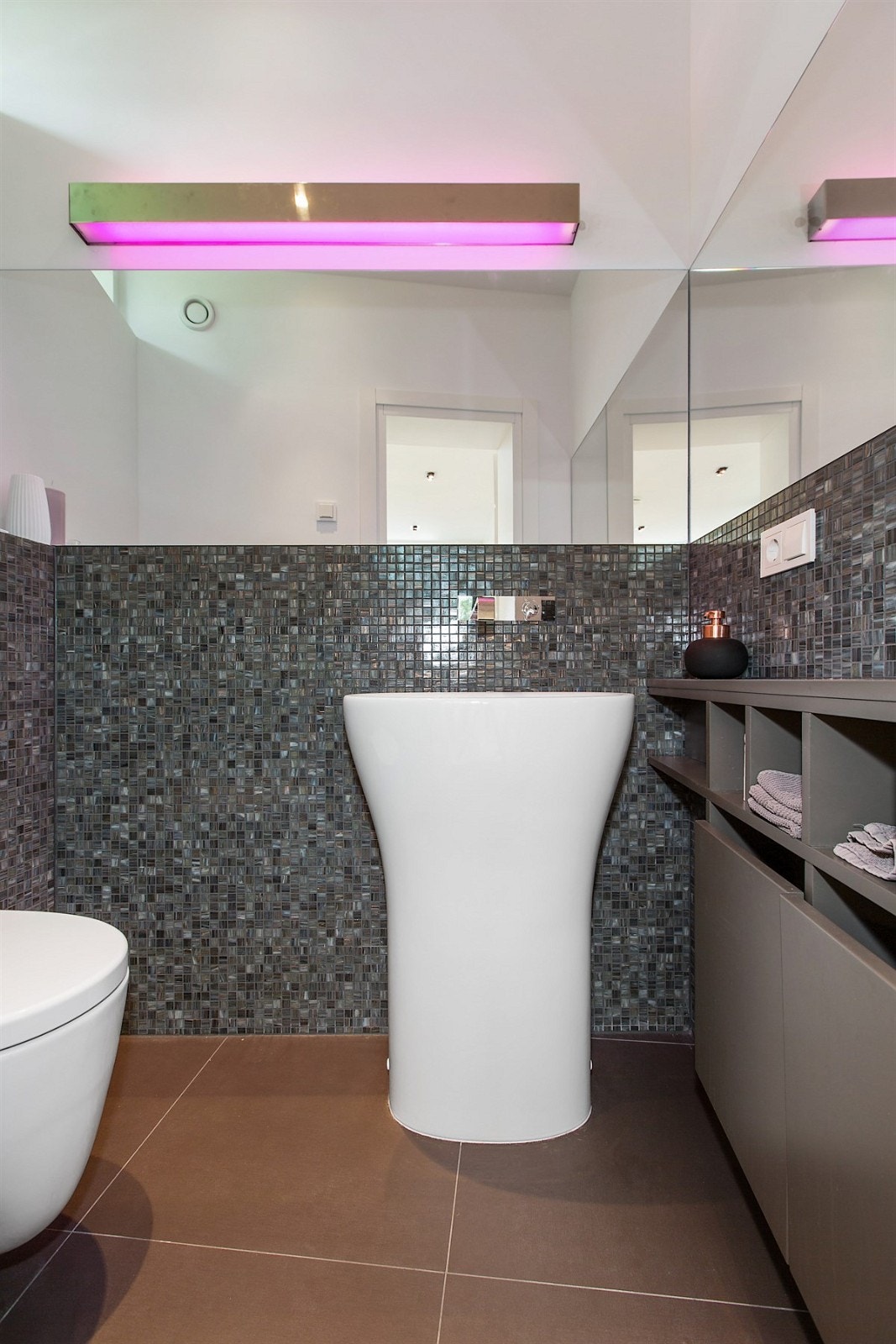 Toalett med adkomst fra kontor/gjesterom Galleribilde