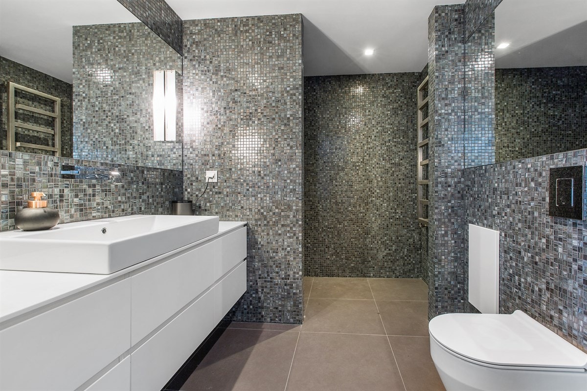 Lekkert bad i 1. etg. med dusjnisje, toalett og servant med underskap Galleribilde