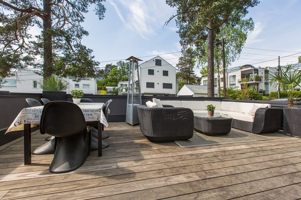 Stor terrasse med sol fra formiddag til kveld Galleribilde