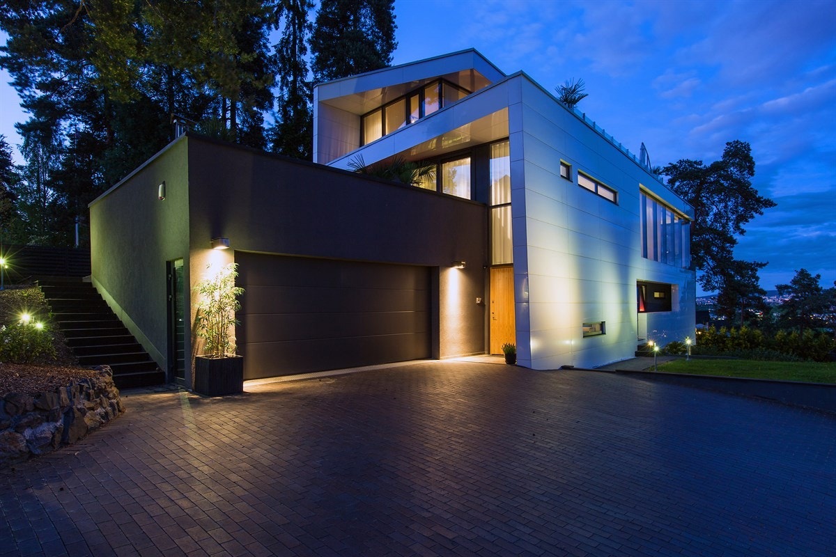 Kveldsbilde fasade fra gårdsplass Galleribilde