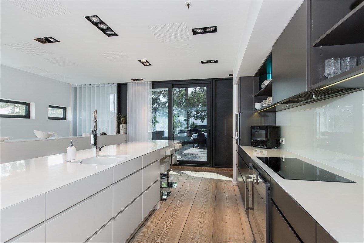 Utgang til terrasse beliggende over garasjen fra kjøkkenet Galleribilde