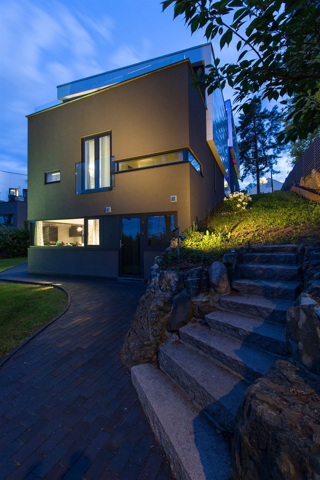 Kveldsbilde trapp opp til hage på siden av huset Galleribilde