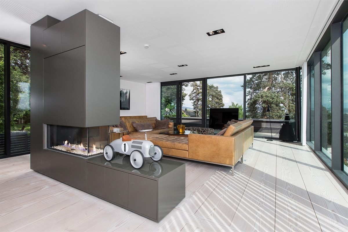 En åpen gasspeis skiller spisestuen og stuen Galleribilde