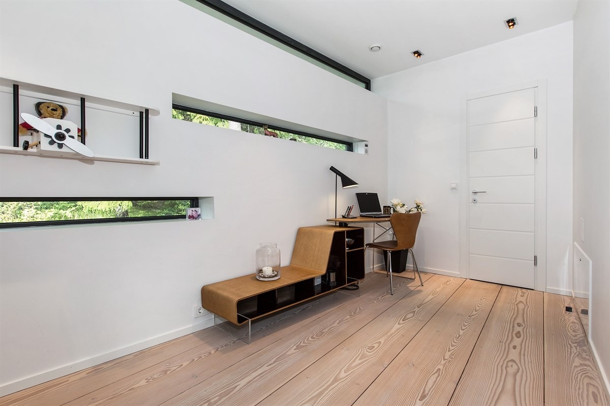 På innsiden av kjøkkenet ligger et kontor/gjesterom med inngang til toalett Galleribilde