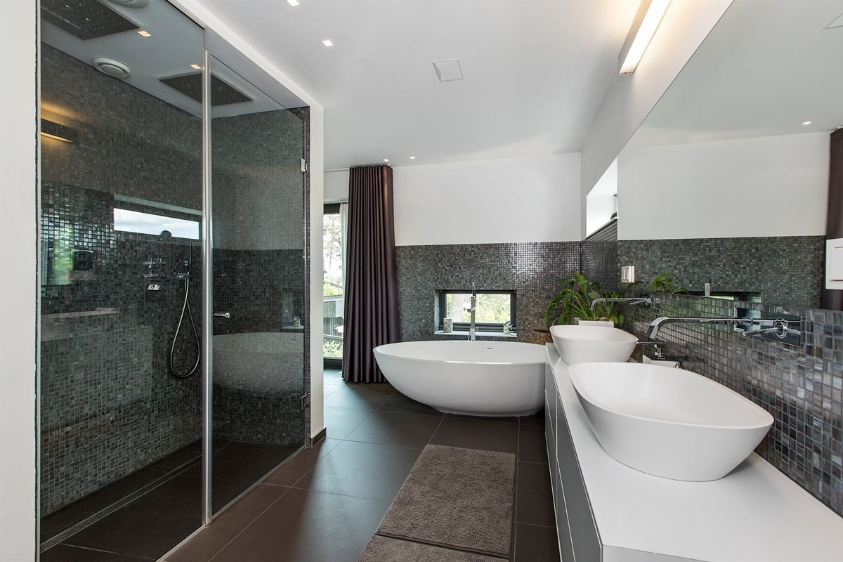 Dusjrom på badet i hovedsoverommet Galleribilde