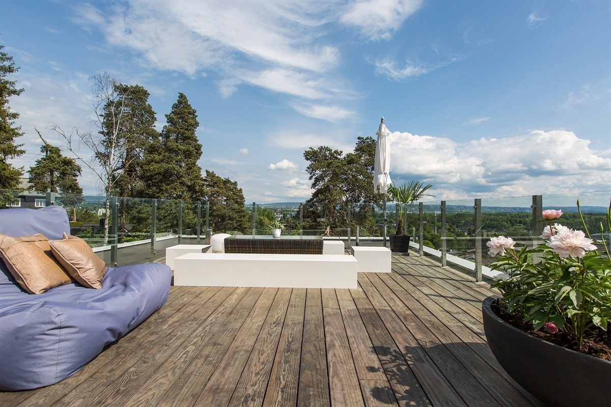 Takterrassen er stor og det er plass til flere sittegrupper Galleribilde