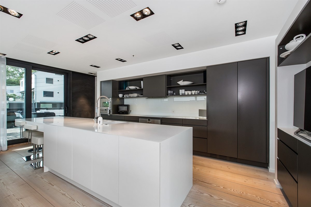 Kjøkkenet med øy i corian Galleribilde