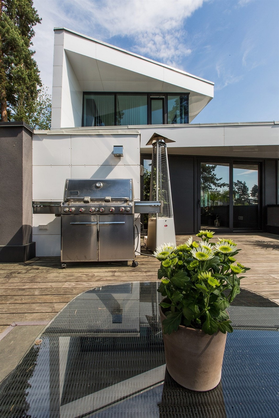 Fra terrassen ser du inn på kjøkkenet med loftstuen beliggende over Galleribilde