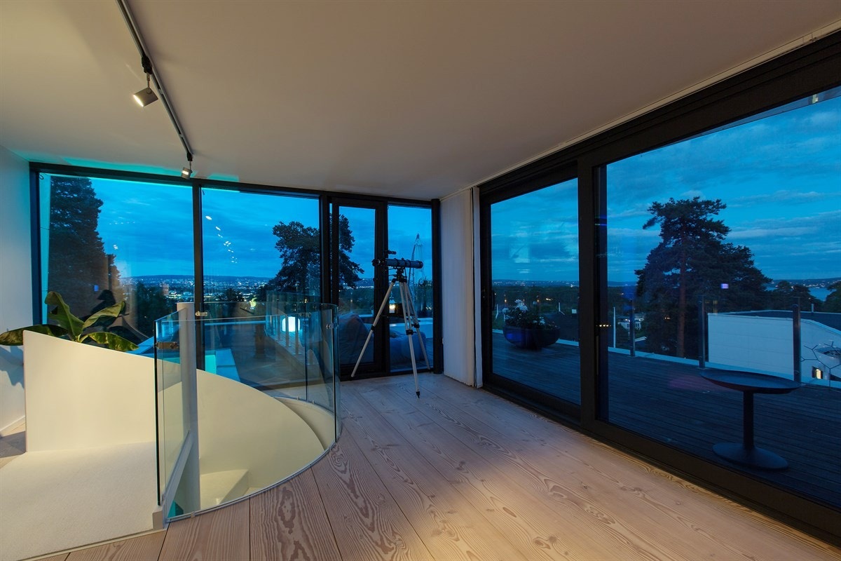 Kveldsbilde loftstue med utsikt Galleribilde