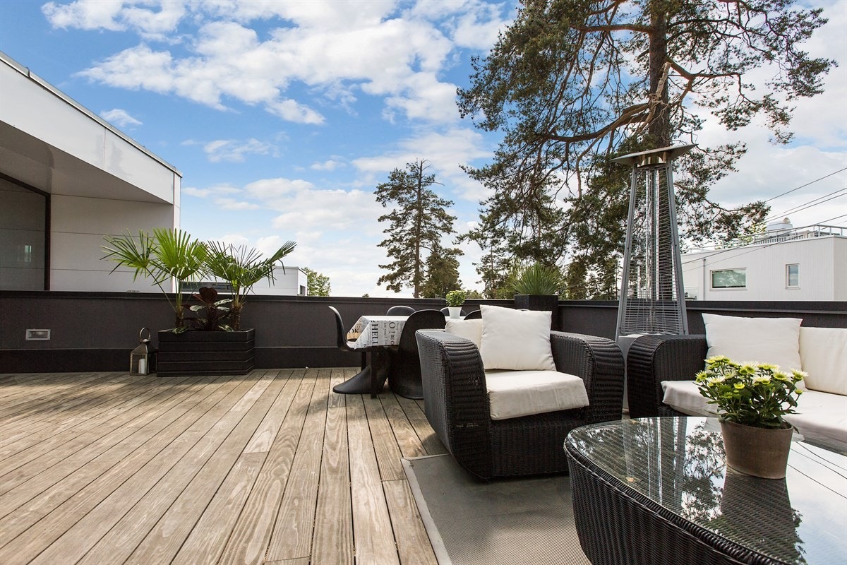 Det er plass til flere ulike sittegrupper på terrassen Galleribilde