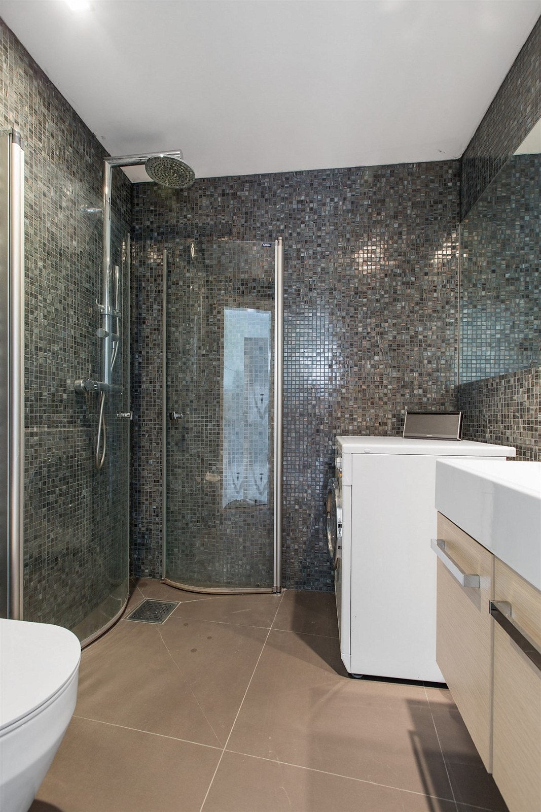 Bad i separate del i underetasje Galleribilde