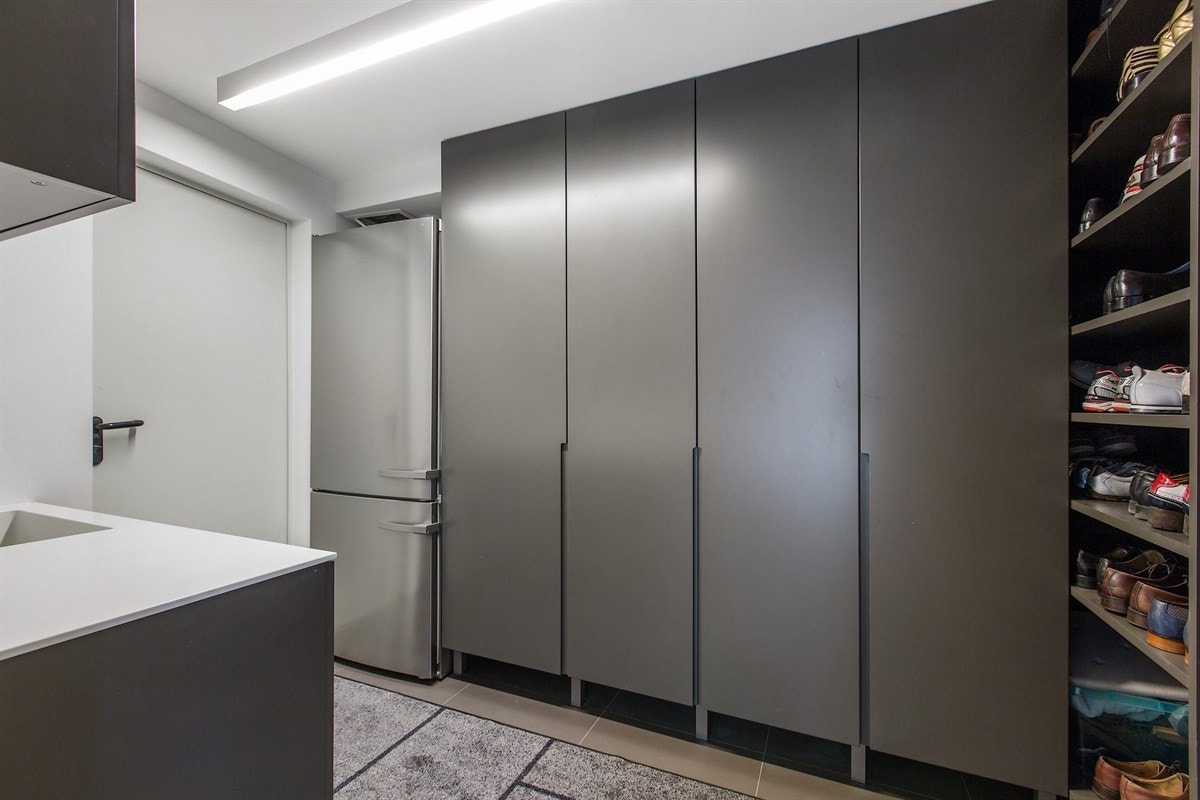 Utgang til garasje i 1. etasje Galleribilde