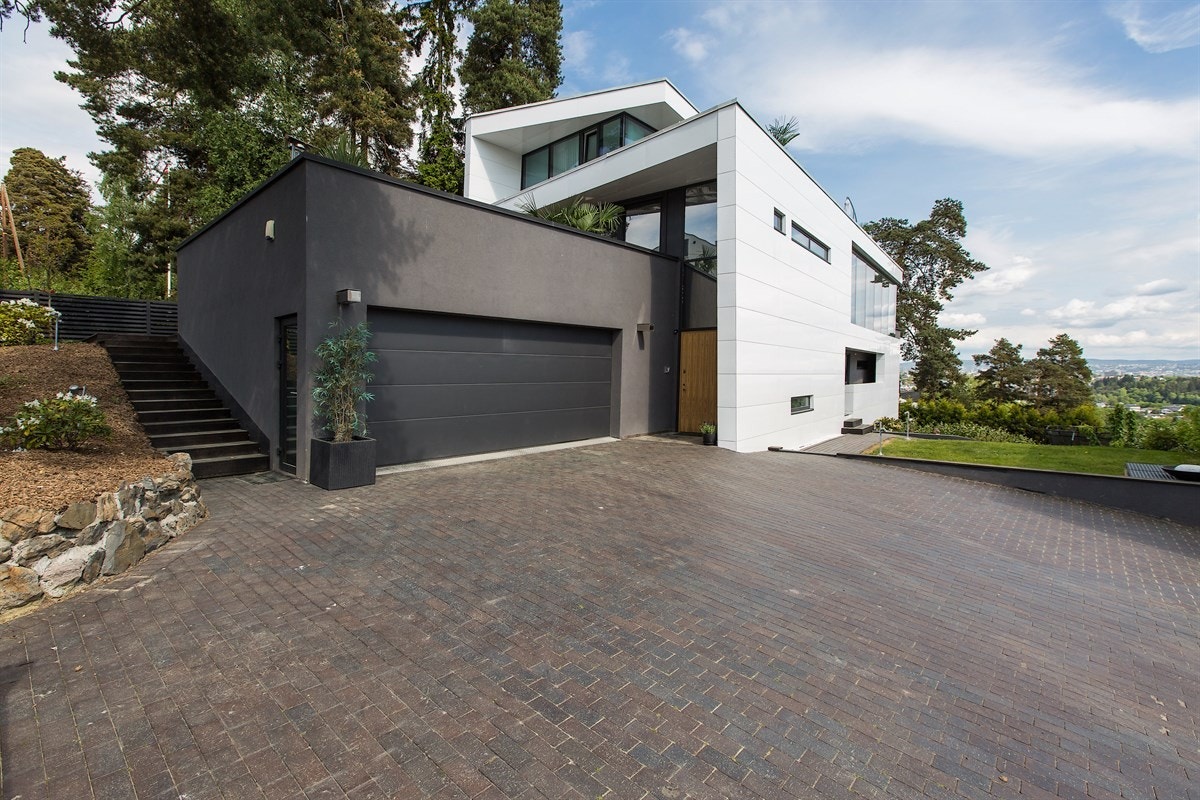 Stor brostensbelagt gårdsplass med varme under Galleribilde