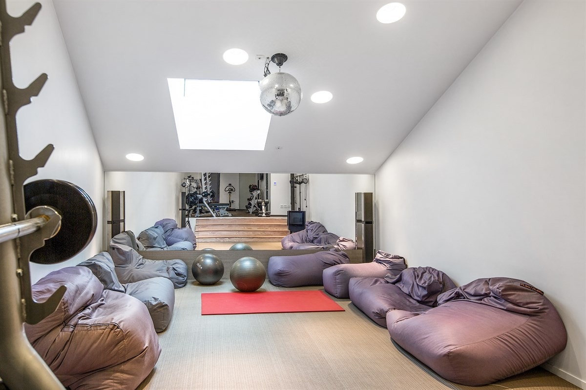 Lekerom i kjeller med stort overlys Galleribilde