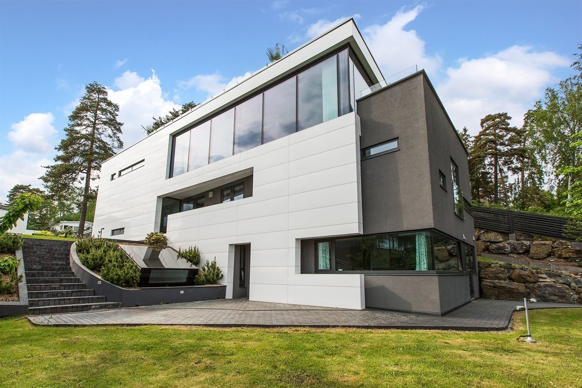 Boligen sett fra hagen og inngang til helt separat del (som kan integreres) Galleribilde