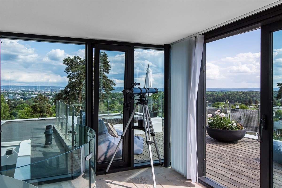 Fra loftstuen er det utgang til takterrassen Galleribilde