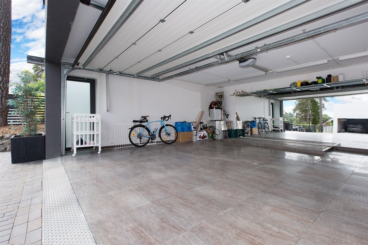 Totalisolert dobbelgarasje med varme i gulvet og med luke til trapp til bodareal under garasjen Galleribilde