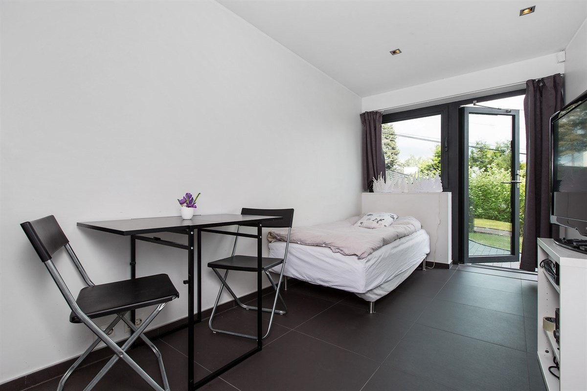 Soverom/oppholdsrom til praktikantdel med egen utgang Galleribilde