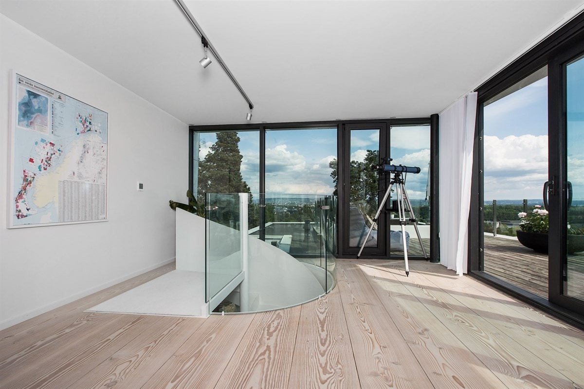 Loftstuen er lyst og behagelig rom med mye vinduer Galleribilde