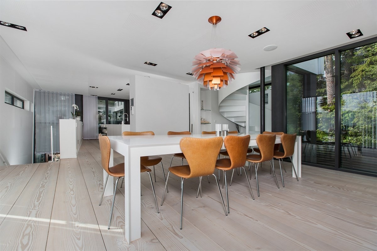 Spisestuen med direkte adkomst til kjøkkenet Galleribilde