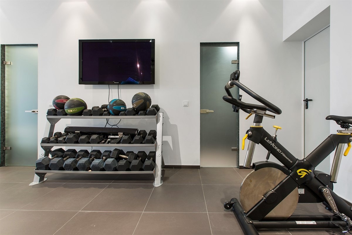 Det er dusj, toalett og badstue i forbindelse med trimrommet i kjelleren Galleribilde