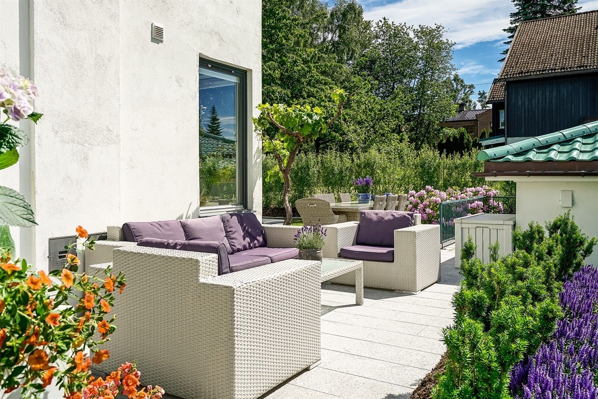 Terrasse mellom hovedinngang og garasje, utenfor stue sokkeletasje Galleribilde