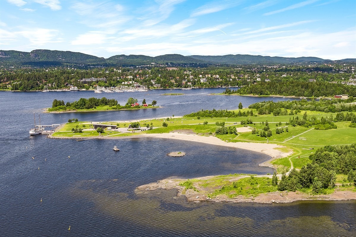 Storøya-straden, rett vis-á-vis eiendommen og båtplassen Galleribilde