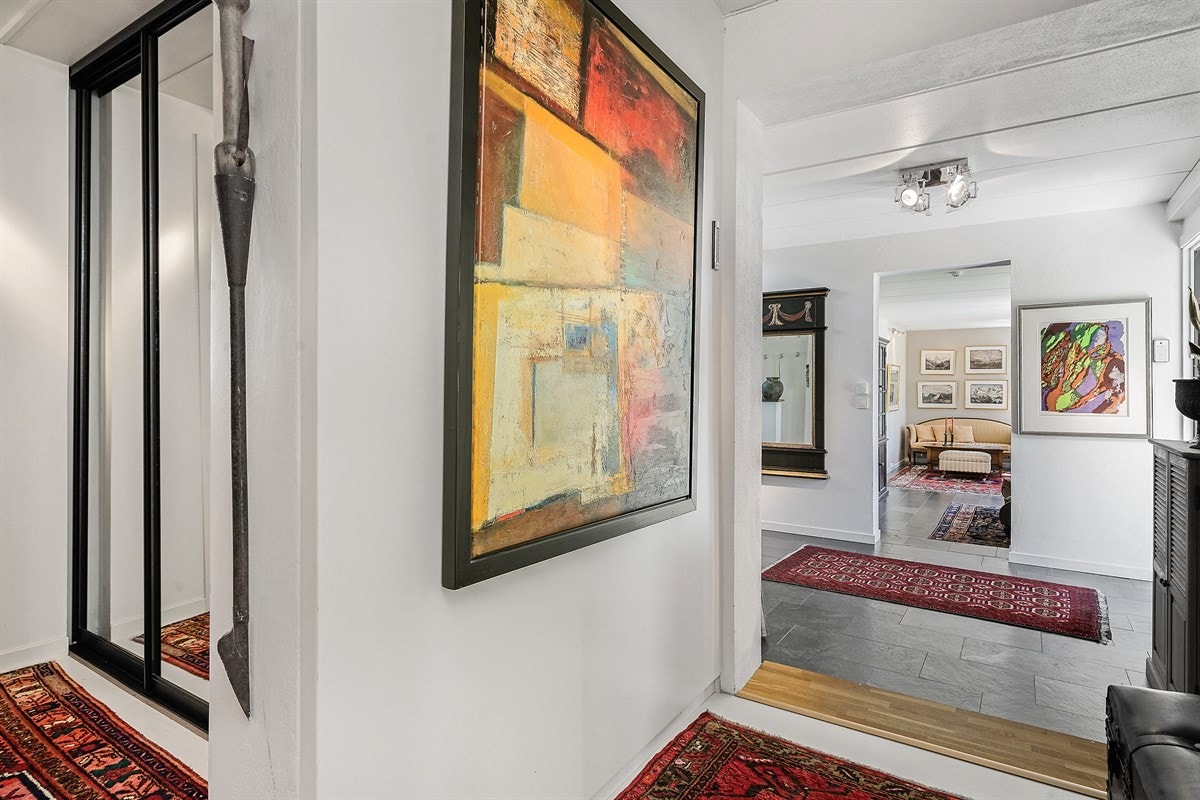 Fra sokkeletasje Galleribilde