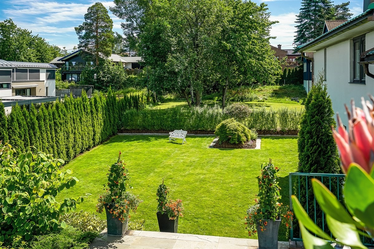 Fra terrasse ved kjøkken ned til hoveddel av hage Galleribilde