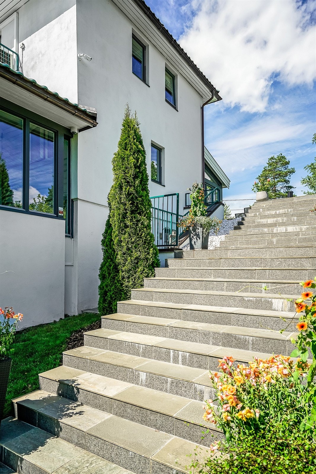 Fra terrasse ved kjøkken ned til hoveddel av hage Galleribilde