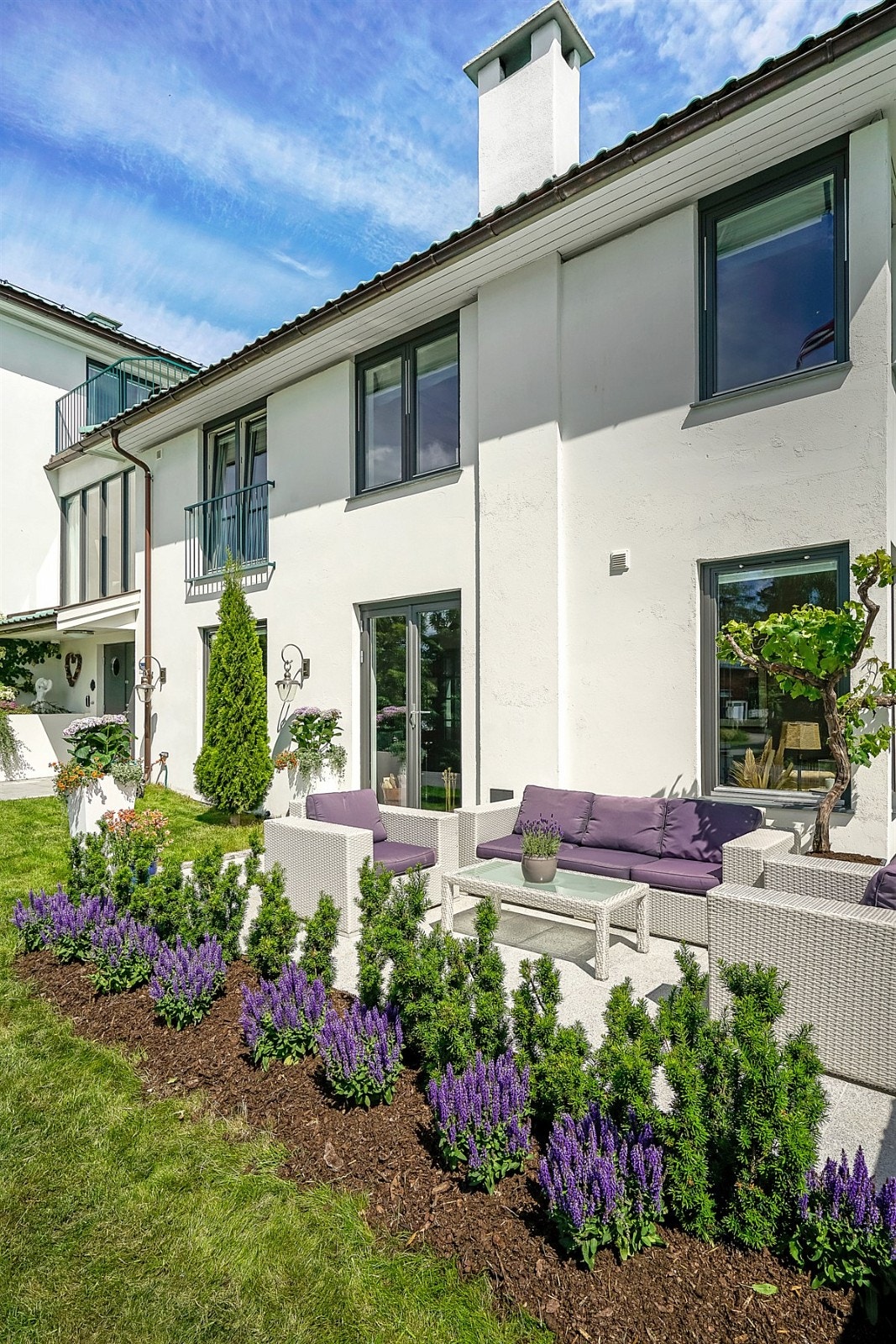 Fasade, terrasse mellom hovedinngang og garasje, utenfor stue sokkeletasje Galleribilde