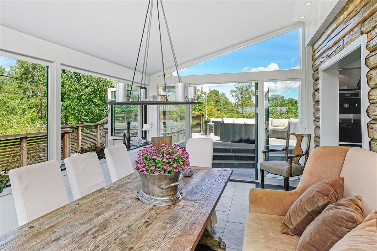 Spisestue ved kjøkken/havestue/terrasse Galleribilde