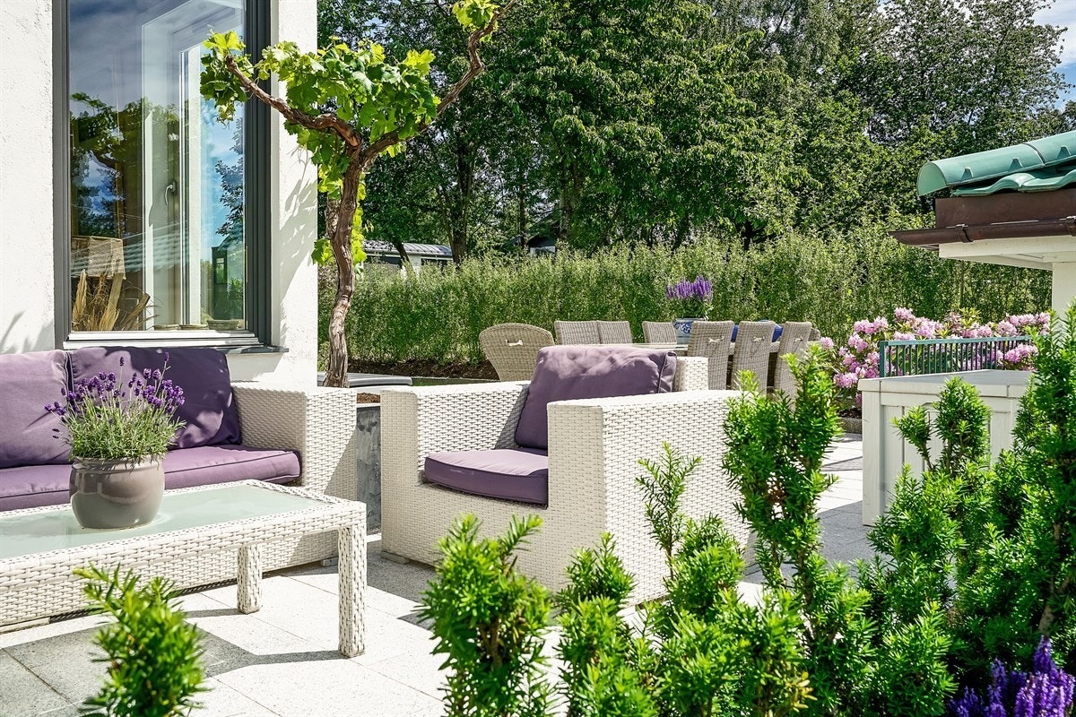 Terrasse mellom hovedinngang og garasje, utenfor stue sokkeletasje Galleribilde