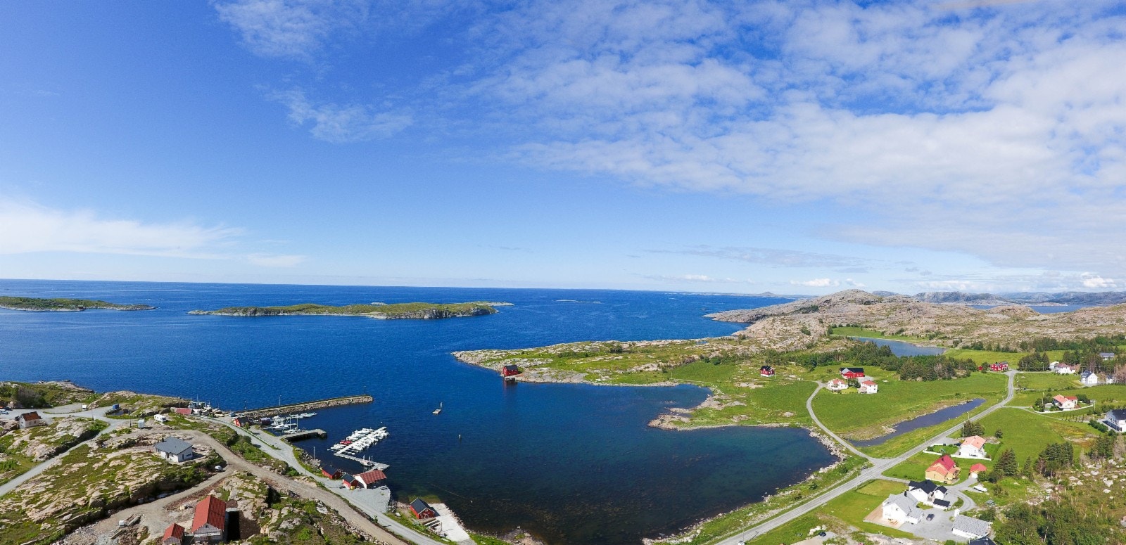 Bygda har ei aktiv båtforening med eget klubbhus ved flytebrygga Galleribilde