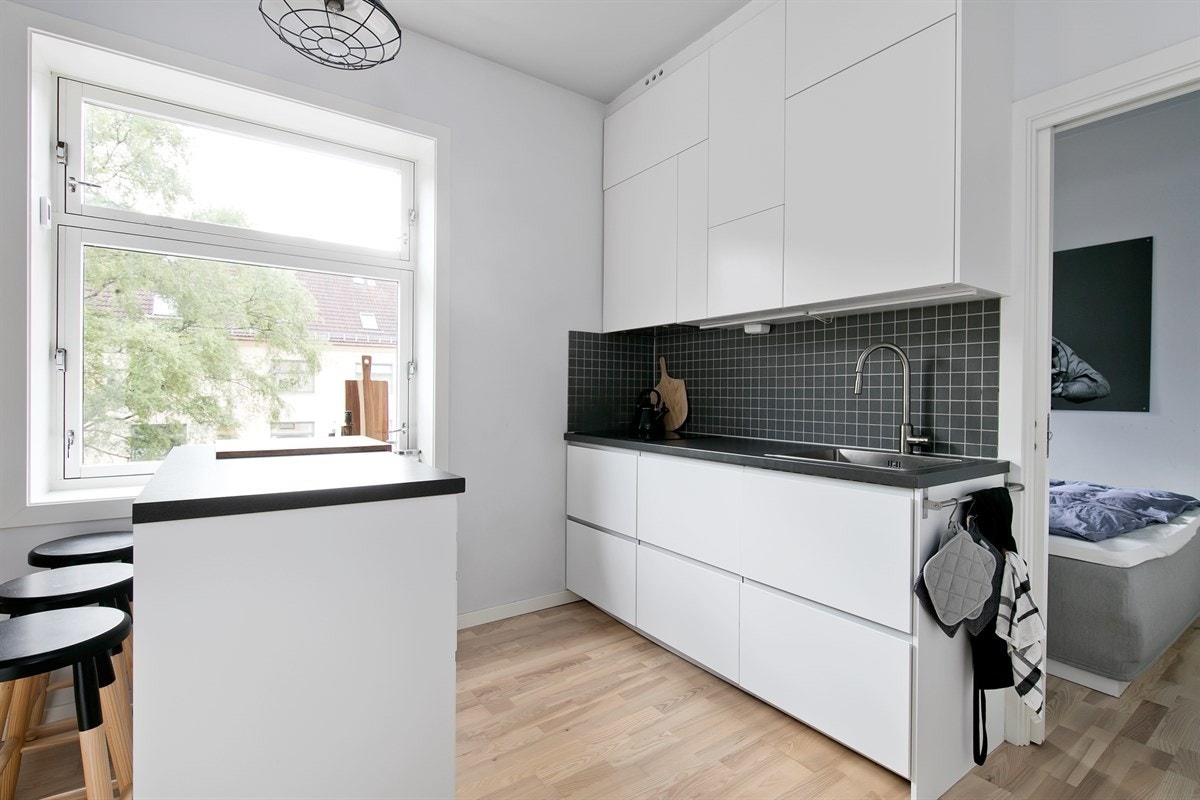 Pen hvit innredning med alt av hvitevarer Galleribilde