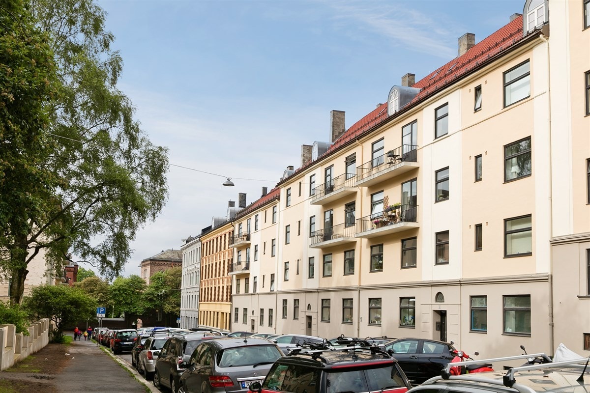 Leiligheten ligger ut mot rolig og enveiskjørt parkeringsgate Galleribilde