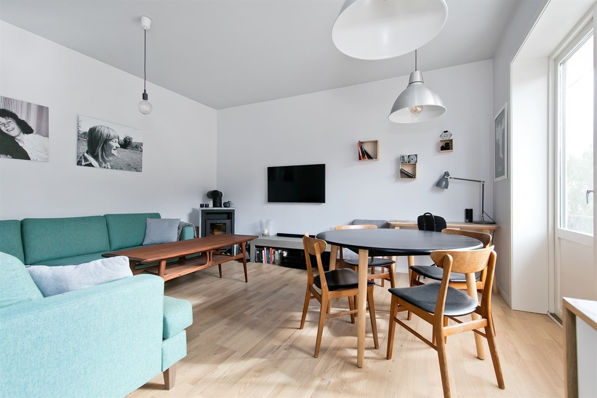 Stuen er av god størrelse og har plass til både sofa- og spisegruppe Galleribilde