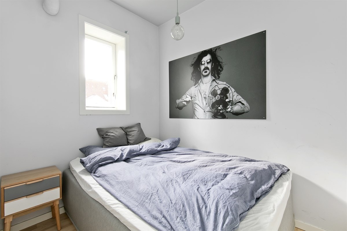 Pent rom med plass til seng og oppbevaring i garderobeskap Galleribilde