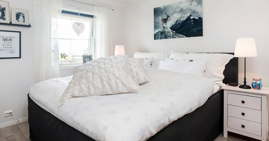 Soverom 1 med god plass til dobbeltseng og godt med skap (Illustrasjonsfoto) Galleribilde