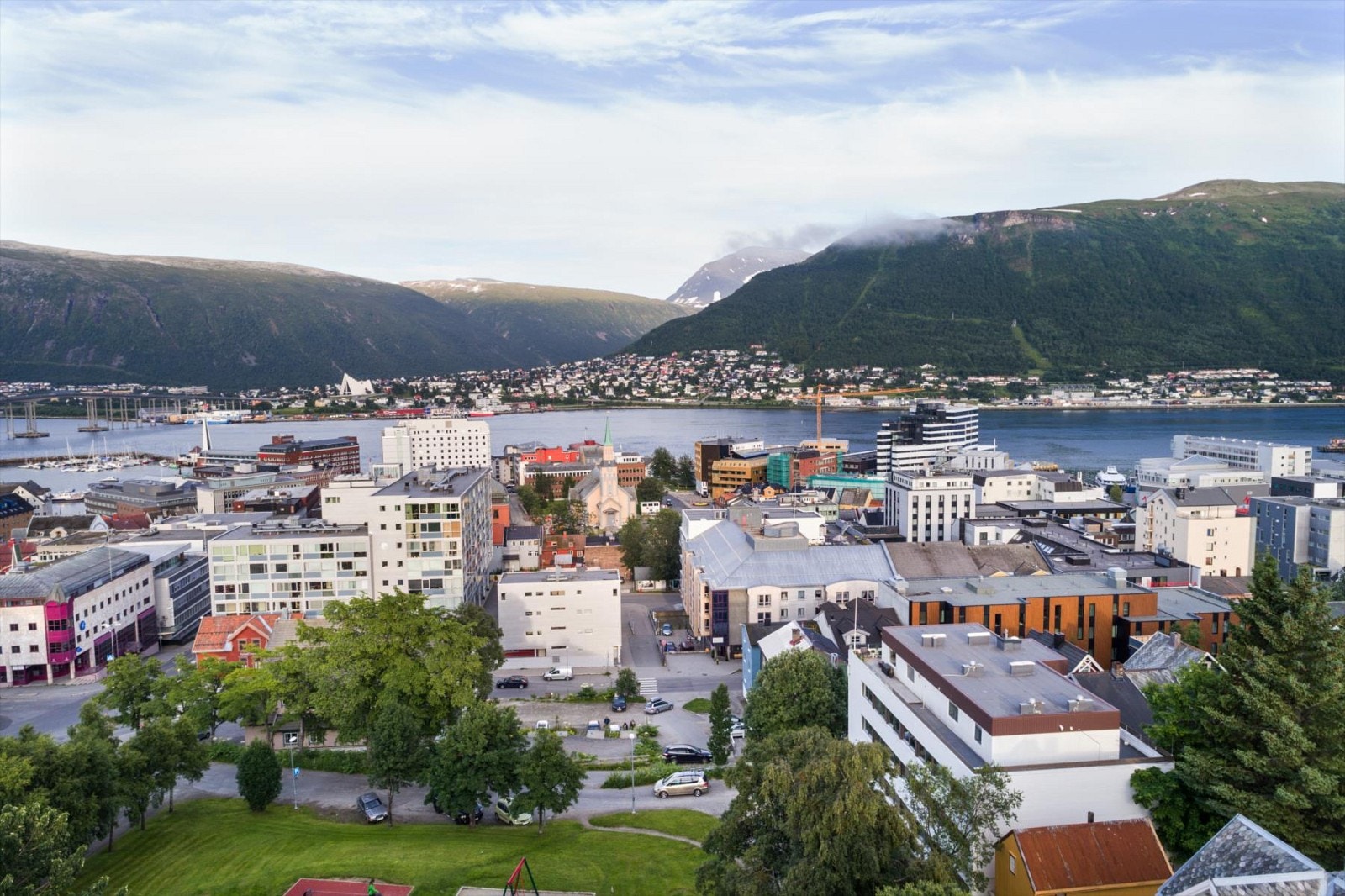 Skal du studere i Tromsø eller er ute etter en pendlerleilighet er dette leiligheten for deg. Gode bussforbindelser og gangavstand til det meste Tromsø har og by på. Galleribilde