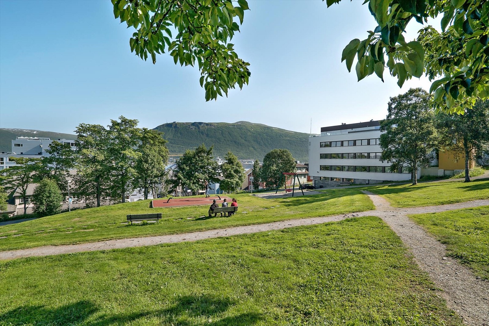 Blokka ligger like ved Kongsparken og her har du tilgang på trivelige uteområder, perfekt for fine sommerdager utendørs. Galleribilde