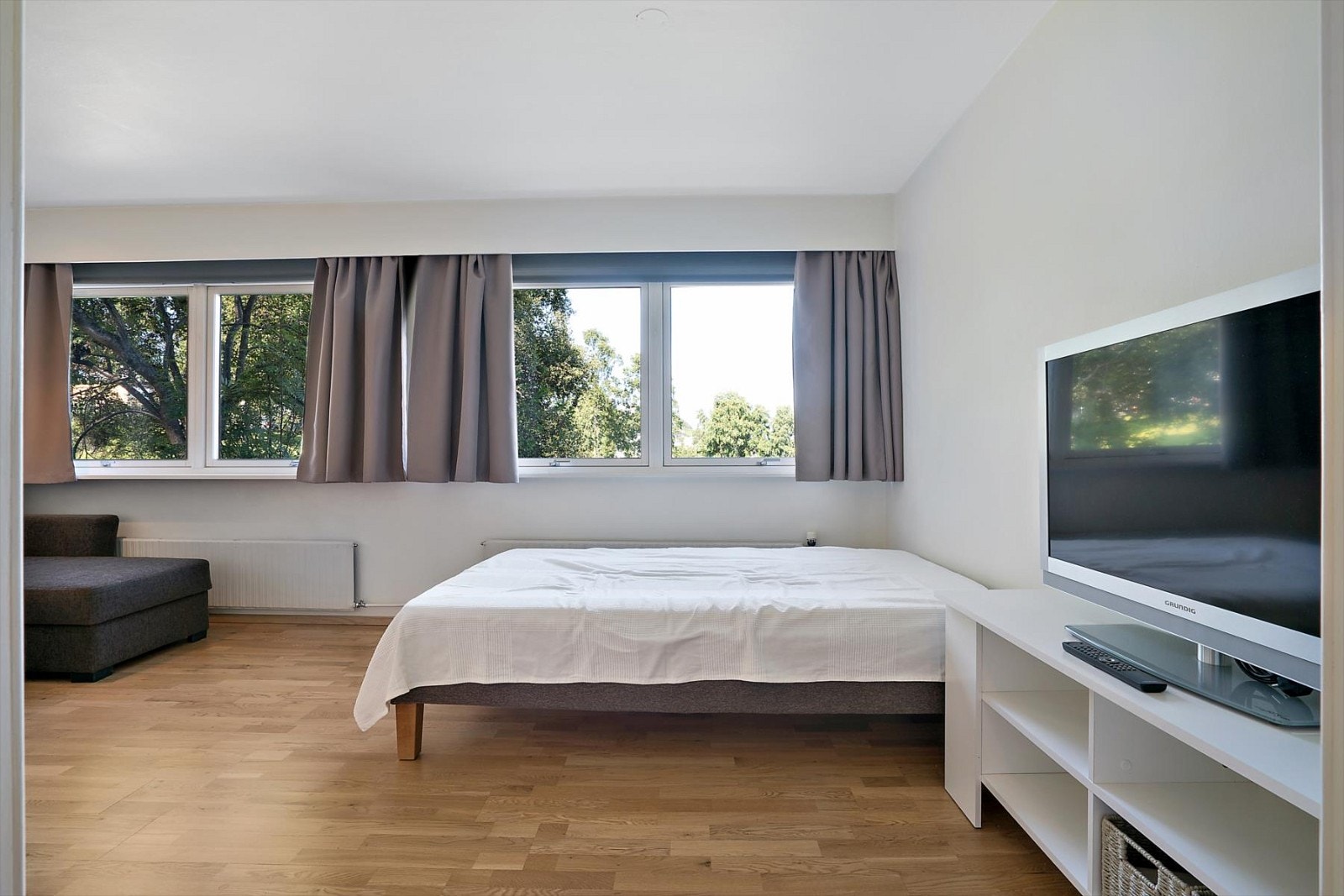 Det er vinduer langs hele veggen i stuen slik at du er sikret rikelig med lys og fin utsikt over Kongsparken. Galleribilde