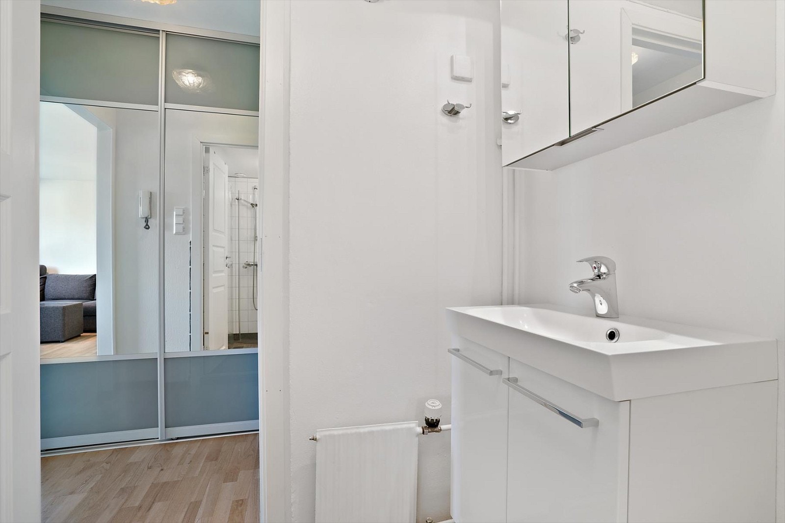 Her har du servant med innredning i hvit høyglans og speilskap. Galleribilde