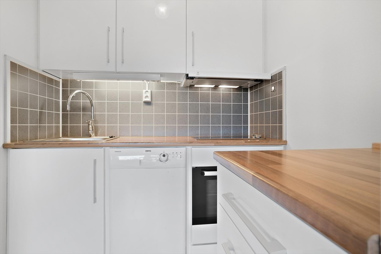 Kjøkkenet er lite, men svært praktisk innredet slik at du får godt med skap- og arbeidsplass. Galleribilde