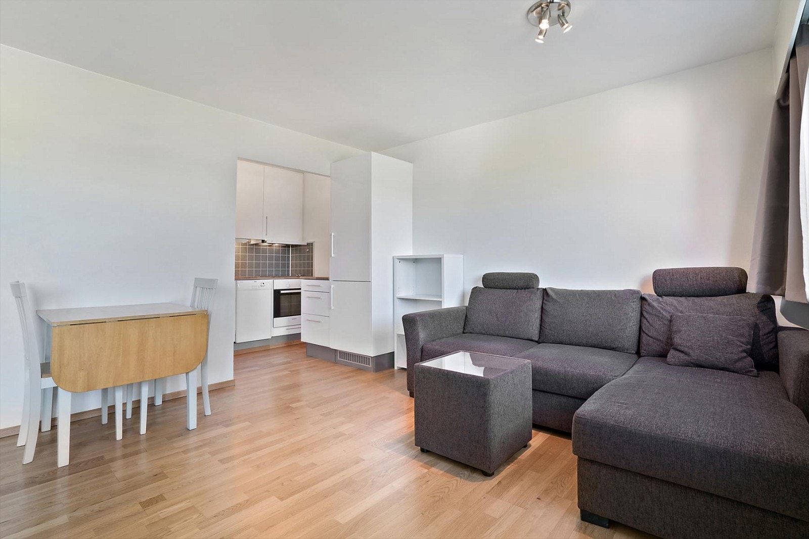 Leiligheten er blitt pusset opp de senere år og både kjøkken og bad er moderne innredet. Galleribilde