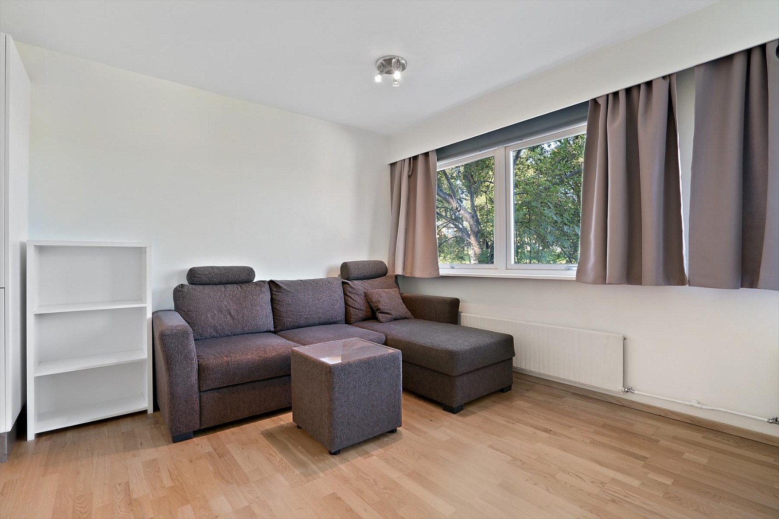 Stuen er trivelig og har god plass til sittegruppe og andre møbler. Galleribilde